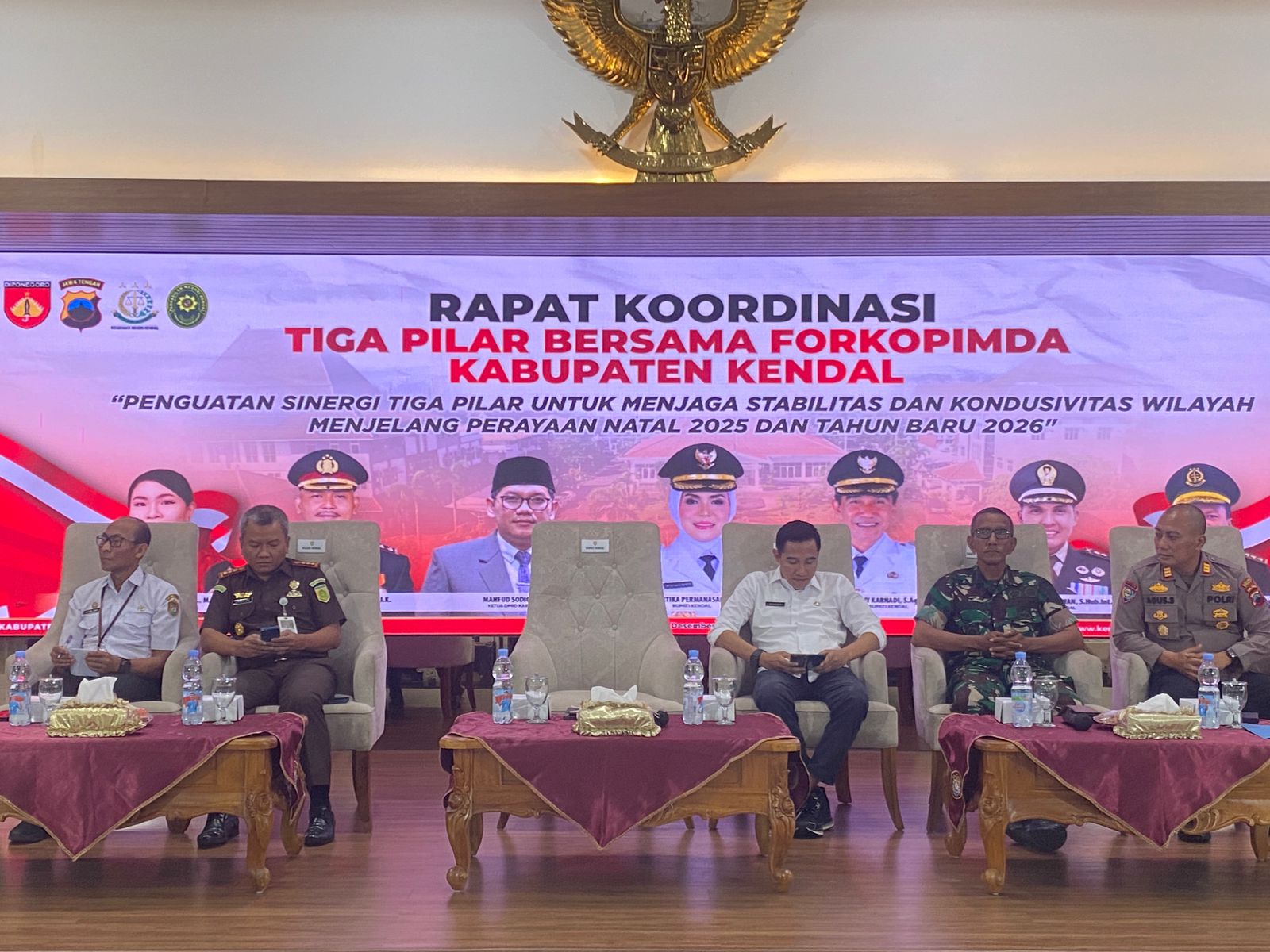 Terlihat Bupati dan Wakil Bupati Kendal bersama jajaran Forkopimda dalam Rapat Koordinasi Tiga Pilar.